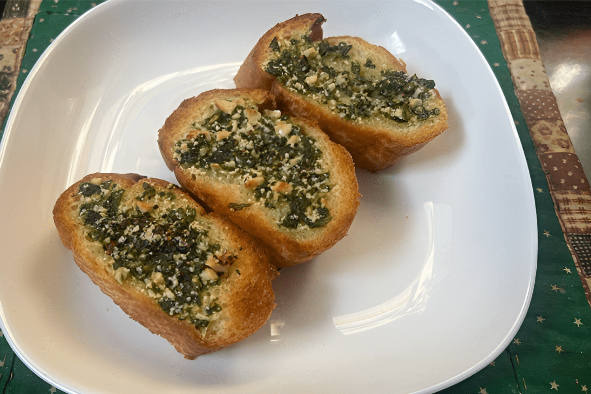 바질페스토를 발라놓은 빵 / 온라인 커뮤니티