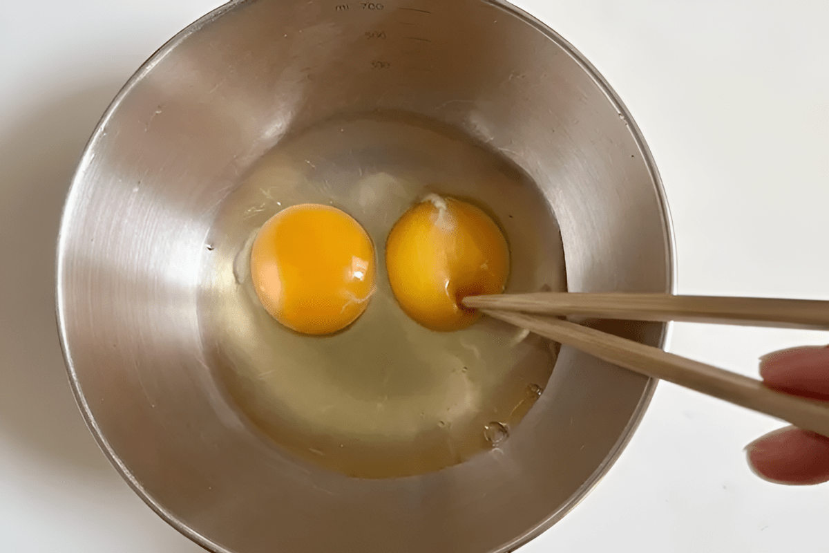 계란 2개가 볼에 담겨있다 / 온라인 커뮤니티
