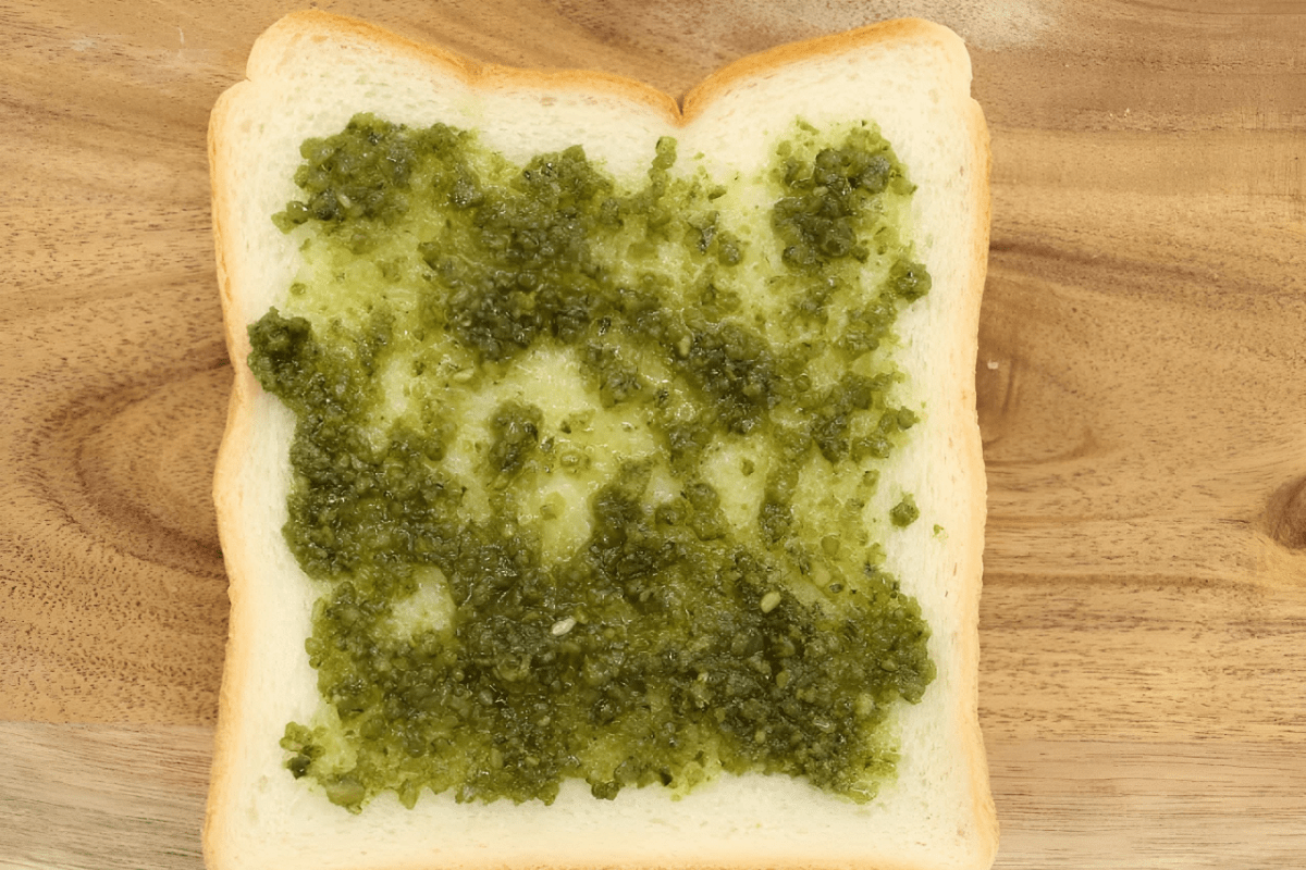바질페스토를 발라놓은 식빵 / 온라인 커뮤니티