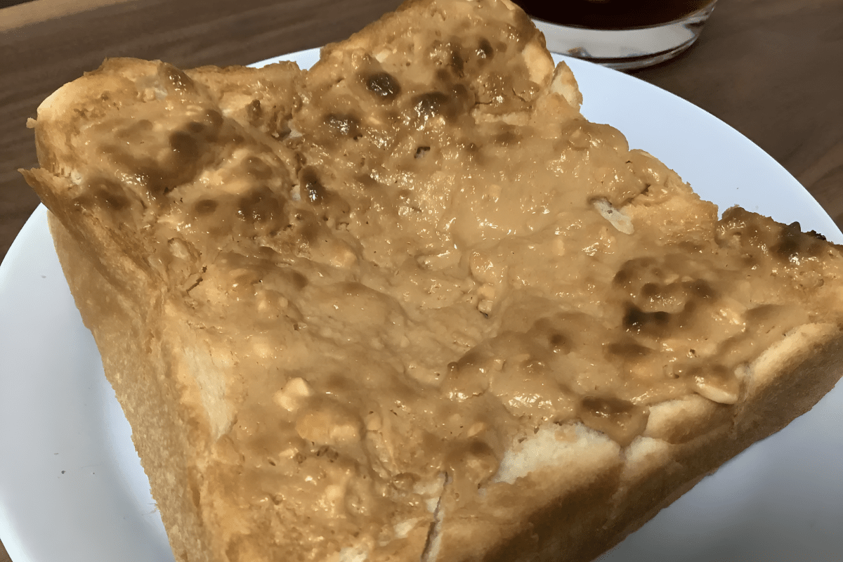 땅콩버터를 발라놓은 식빵 / 온라인 커뮤니티