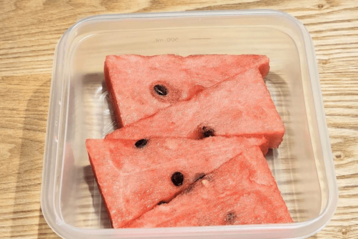 반찬통에 보관중인 수박 / 온라인 커뮤니티