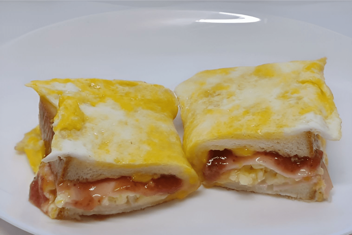 딸기잼을 발라놓은 식빵 / 온라인 커뮤니티