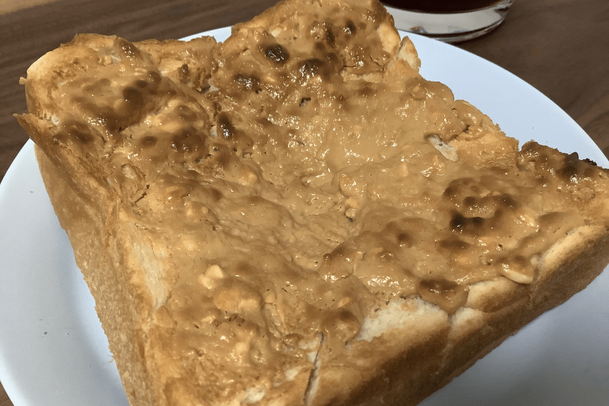 땅콩버터를 발라놓은 식빵 / 온라인 커뮤니티
