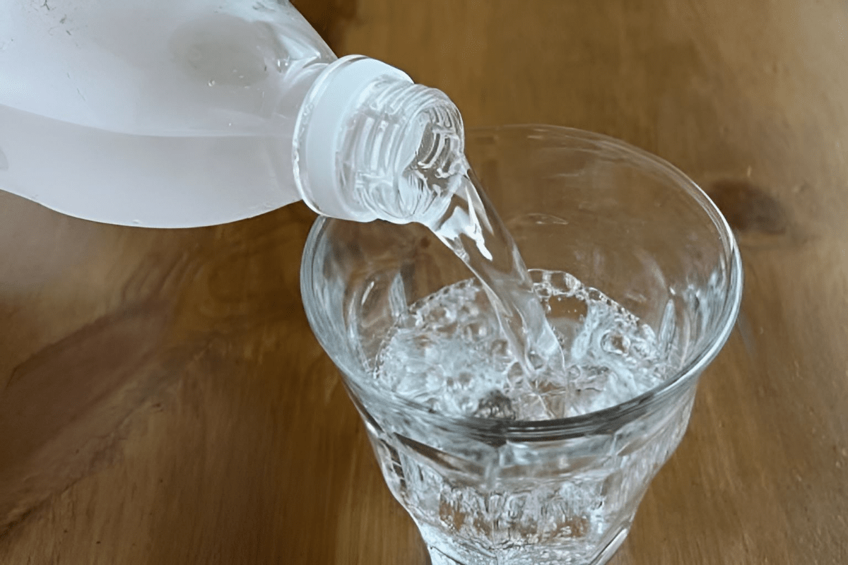 컵에 음료수를 채우고 있다 / 온라인 커뮤니티