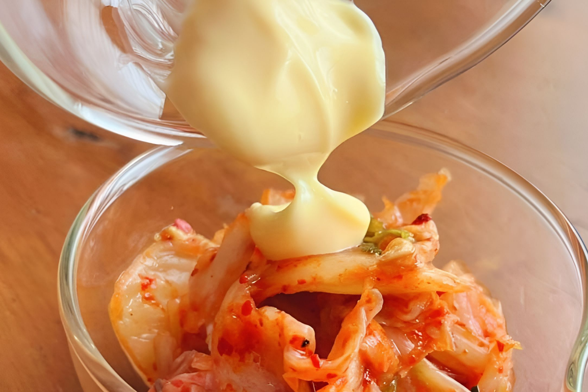 김치에 마요네즈 한스푼을 넣고있다 / 온라인 커뮤니티
