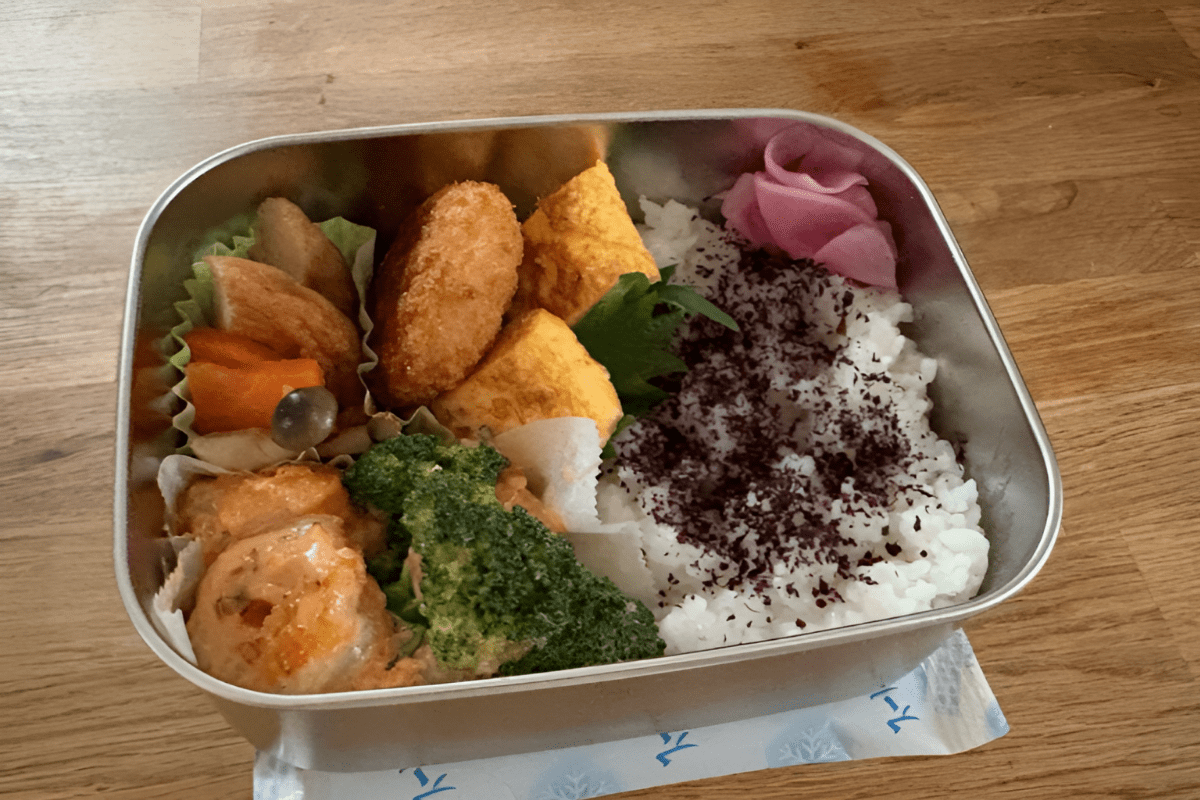 스테인리스 반찬통에 음식이 담겨있다 / 온라인 커뮤니티