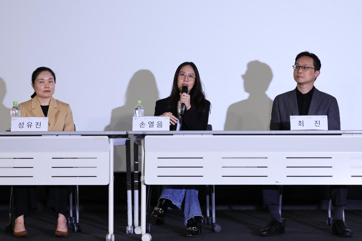 '고잉홈프로젝트: 라벨 & 쇼스타코비치 인 시네마' 시사회 및 기자간담회\n성유진 감독, 피아니스트 손열음, 톤마이스터 최진(왼쪽부터)