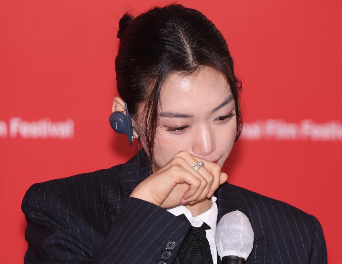 제31회 부산국제영화제 나흘째인 9일 부산 해운대구 영화의전당에서 열린 영화 '도라' 기자회견에서 배우 김도연이 촬영 에피소드를 전하다 눈물을 훔치고 있다. 2026.10.9