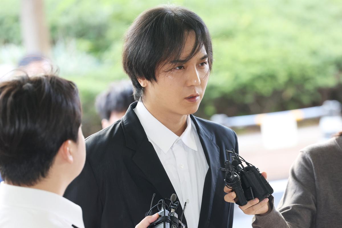 병역법 위반 혐의를 받는 가수 송민호가 1일 서울 서부지법에서 열리는 선고 공판에 출석
