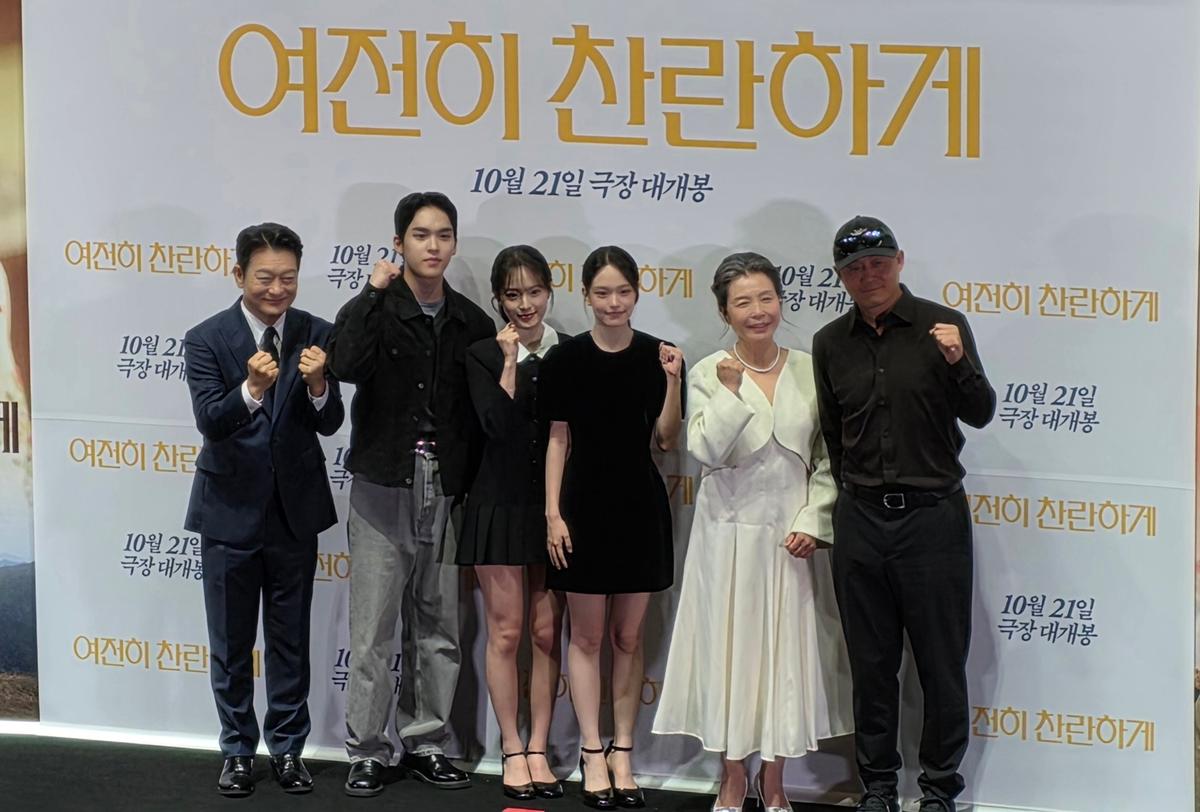 서울 메가박스 코엑스에서 열린 영화 '여전히 찬란하게' 기자간담회
송일곤 감독(오른쪽부터), 배우 차미경, 최주은, 박서경, 문성현, 조성하. 2026.10.15.