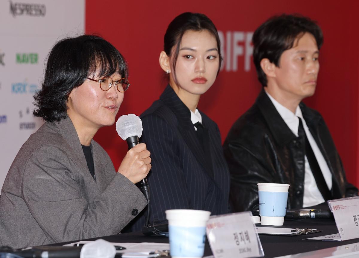 영화 '도라' 기자회견\n정주리 감독이 질문에 답하고 있다. 정 감독 오른쪽으로 배우 김도연, 송새벽. 2026.10.9