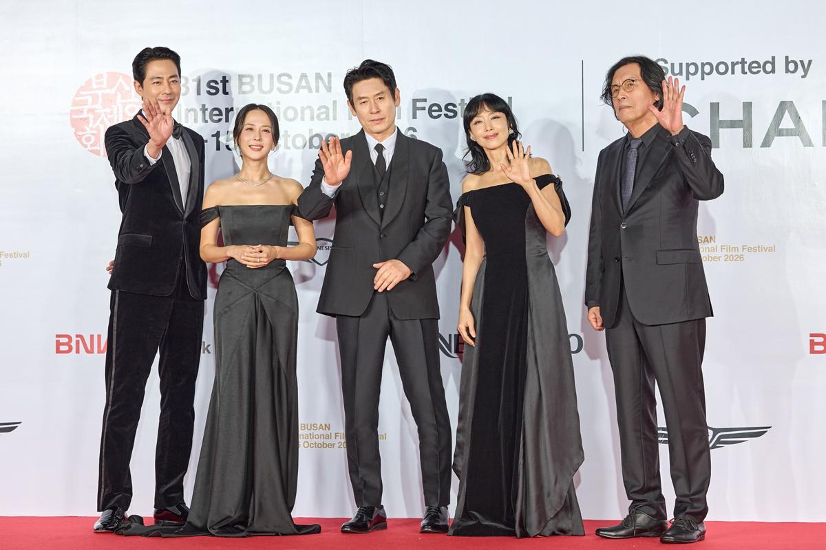 2026 BIFF 〈가능한 사랑〉 (왼쪽부터) 조인성, 조여정, 설경구, 전도연, 이창동 감독 (사진제공=넷플릭스)