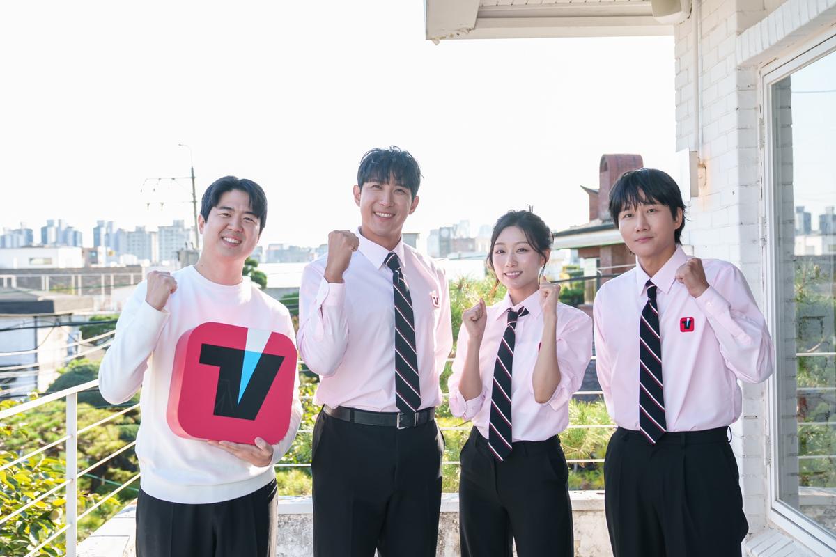 (왼쪽부터) 〈원수는 외야석에서♥〉 이기연 PD, 황재균, 정예인, 이용진(사진제공=티빙)
