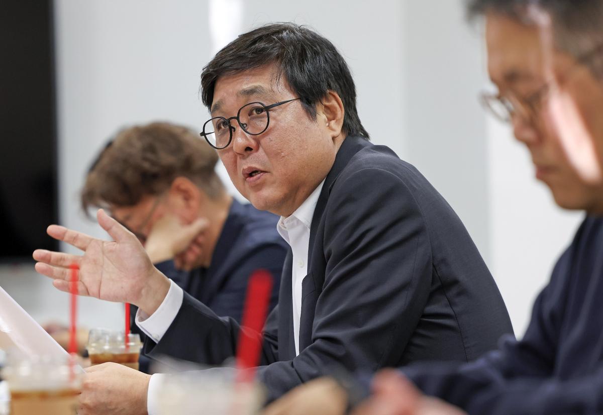 최휘영 문화체육관광부 장관이 14일 서울 종로구 국립현대미술관 서울관에서 열린 문화예술정책자문위원회 웹툰 분과 제4차 회의를 주재하고 있다. 2026.10.14 [문화체육관광부 제공. 재판매 및 DB 금지]