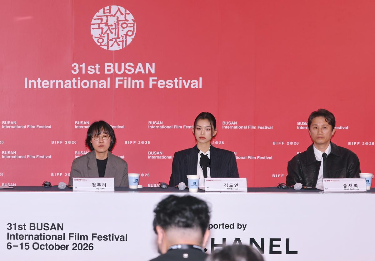 영화 '도라' 기자회견\n정주리 감독 오른쪽으로 배우 김도연, 송새벽. 2026.10.9
