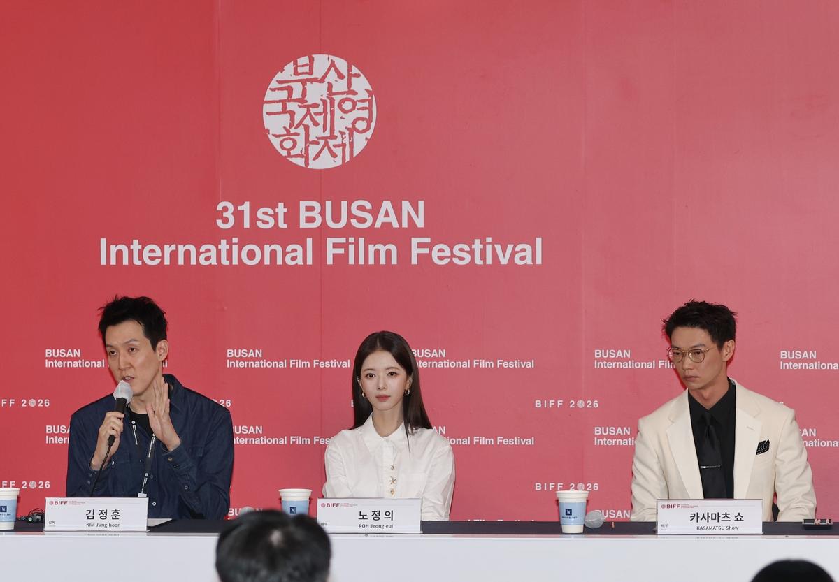 영화 '면도' 기자회견
김정훈 감독이 질문에 답하고 있다. 김 감독 오른쪽은 배우 노정의와 카사마츠 쇼. 2026.10.9
