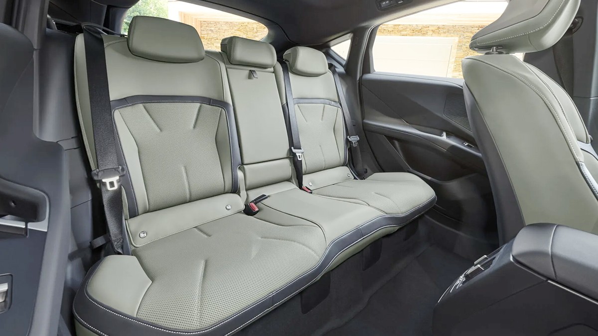 BMW iX4 실내 