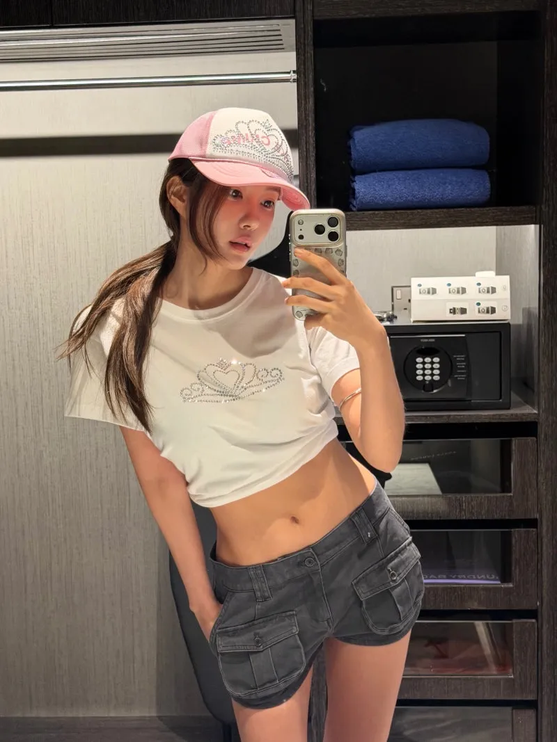 티아라 효민 Y2K 패션 핑크 트러커 캡 화이트 크롭 티셔츠 카고 쇼츠 코디