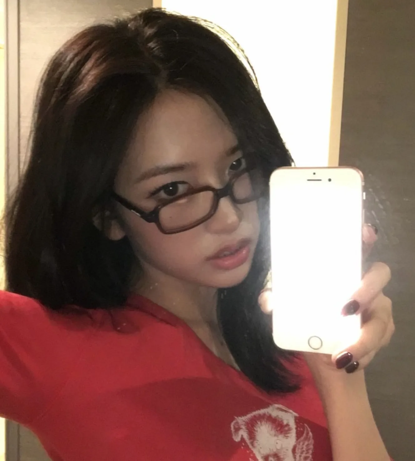 안유진 긱시크 사복 패션 뿔테안경 글로니 티셔츠