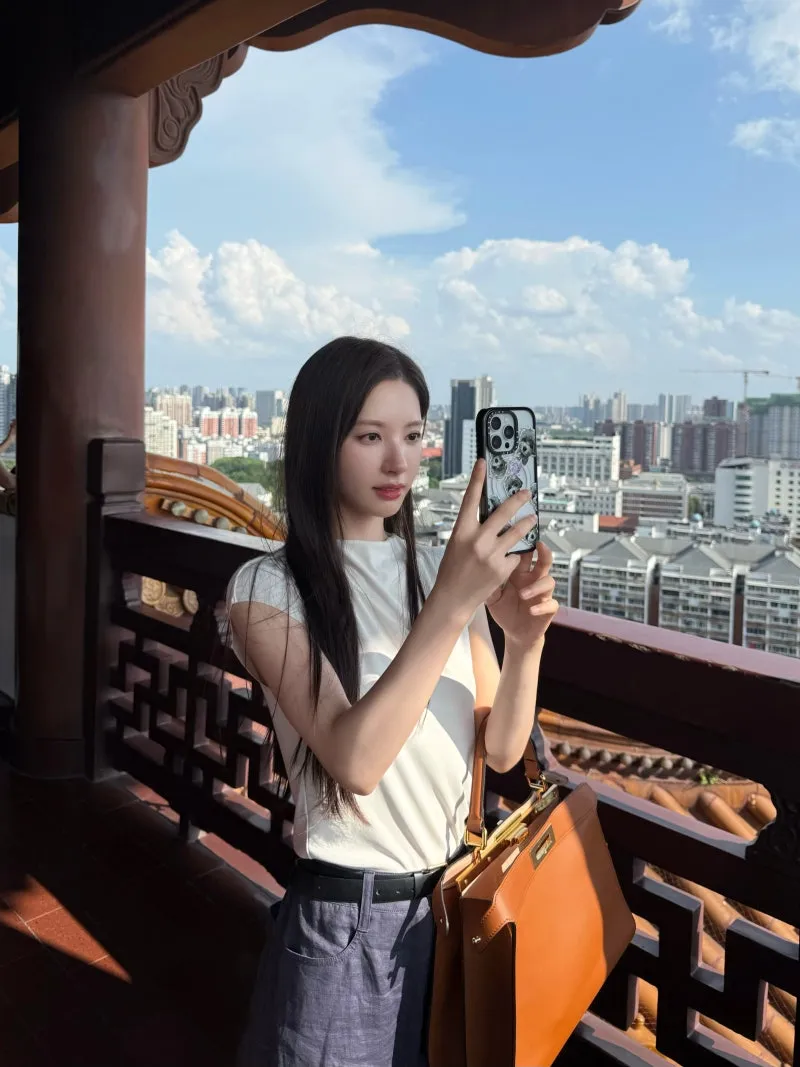 배우 김지연 우한 여행 사복 아이보리 캡소매 톱 네이비 팬츠 브라운 토트백 패션
