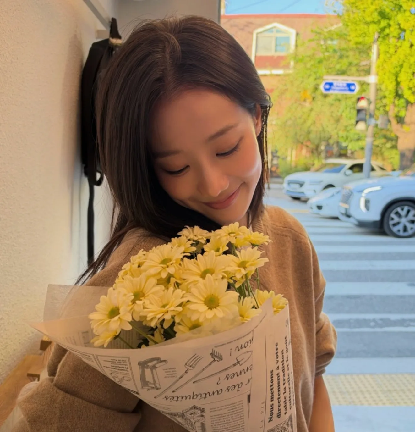 배우 이나은 니트 카키스 브이넥 스웨터 페블 가을 사복 패션