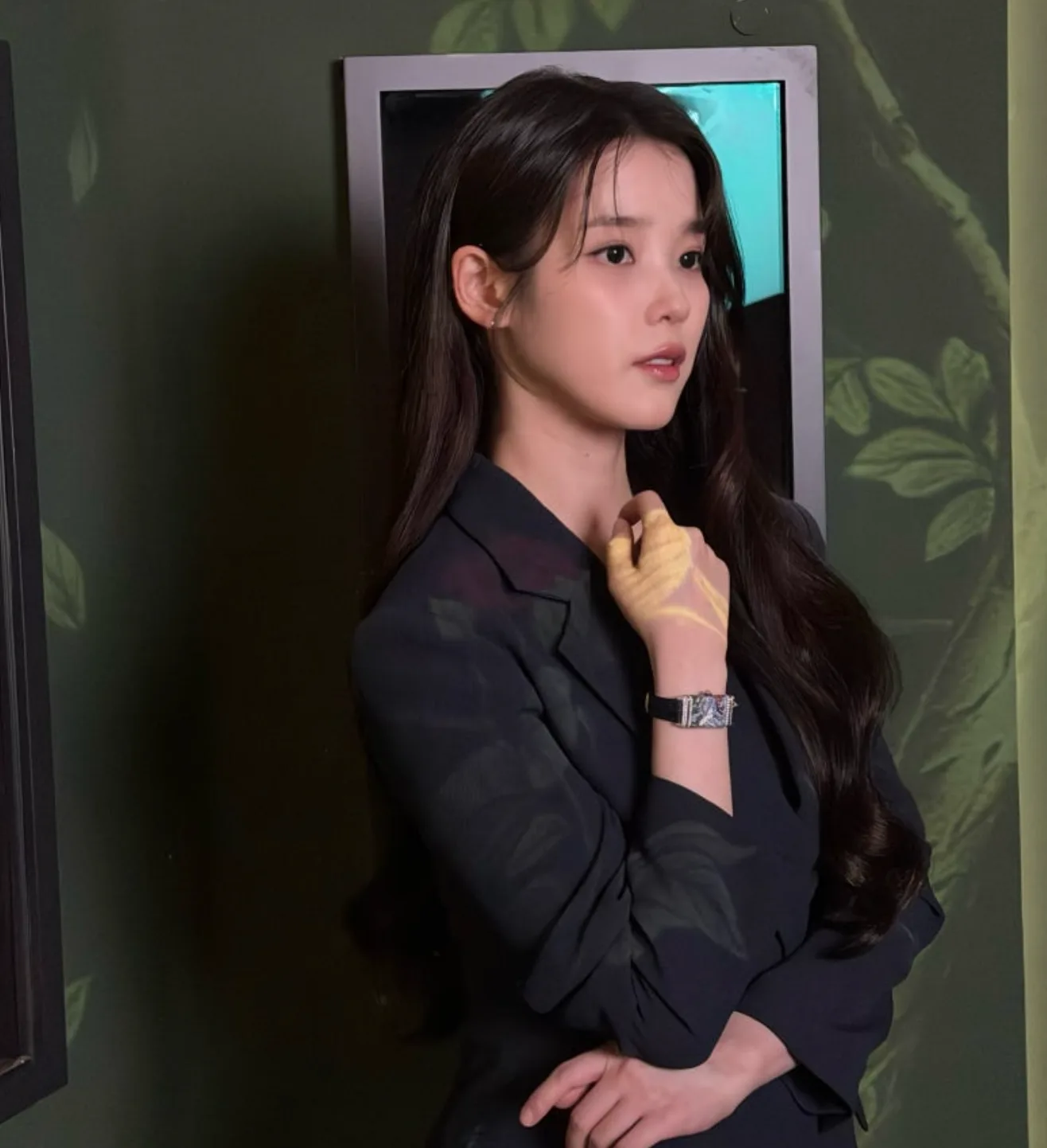 아이유 상하이 행사장 수트 패션과 예거 르쿨트르 리베르소 원 사쿠라 시계