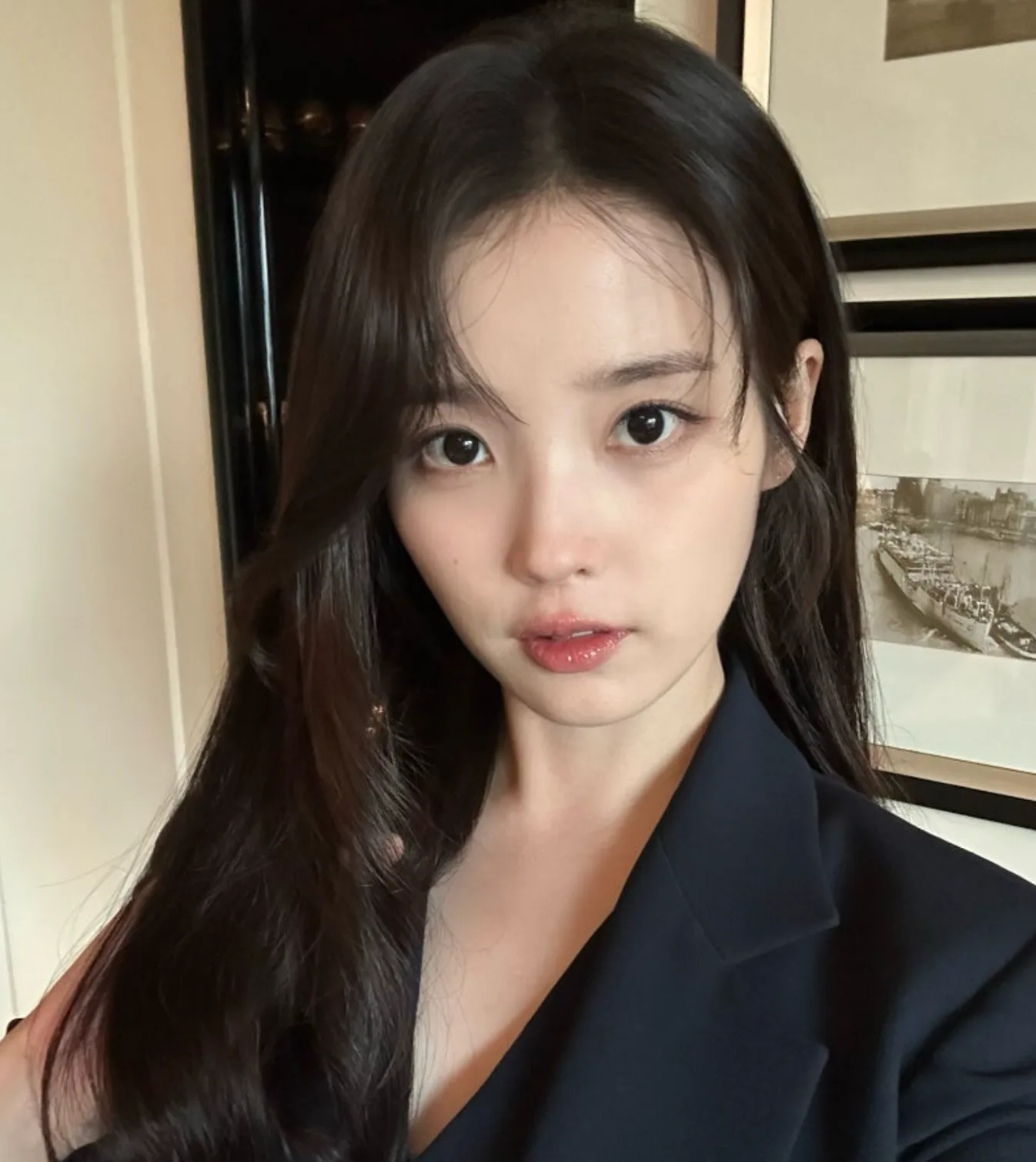 아이유 상하이 행사장 수트 패션과 예거 르쿨트르 리베르소 원 사쿠라 시계