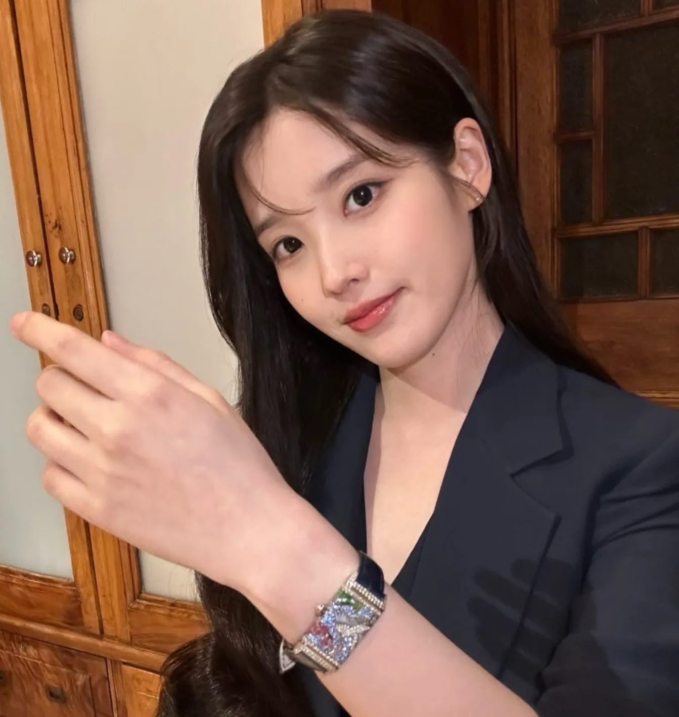 아이유 상하이 행사장 수트 패션과 예거 르쿨트르 리베르소 원 사쿠라 시계