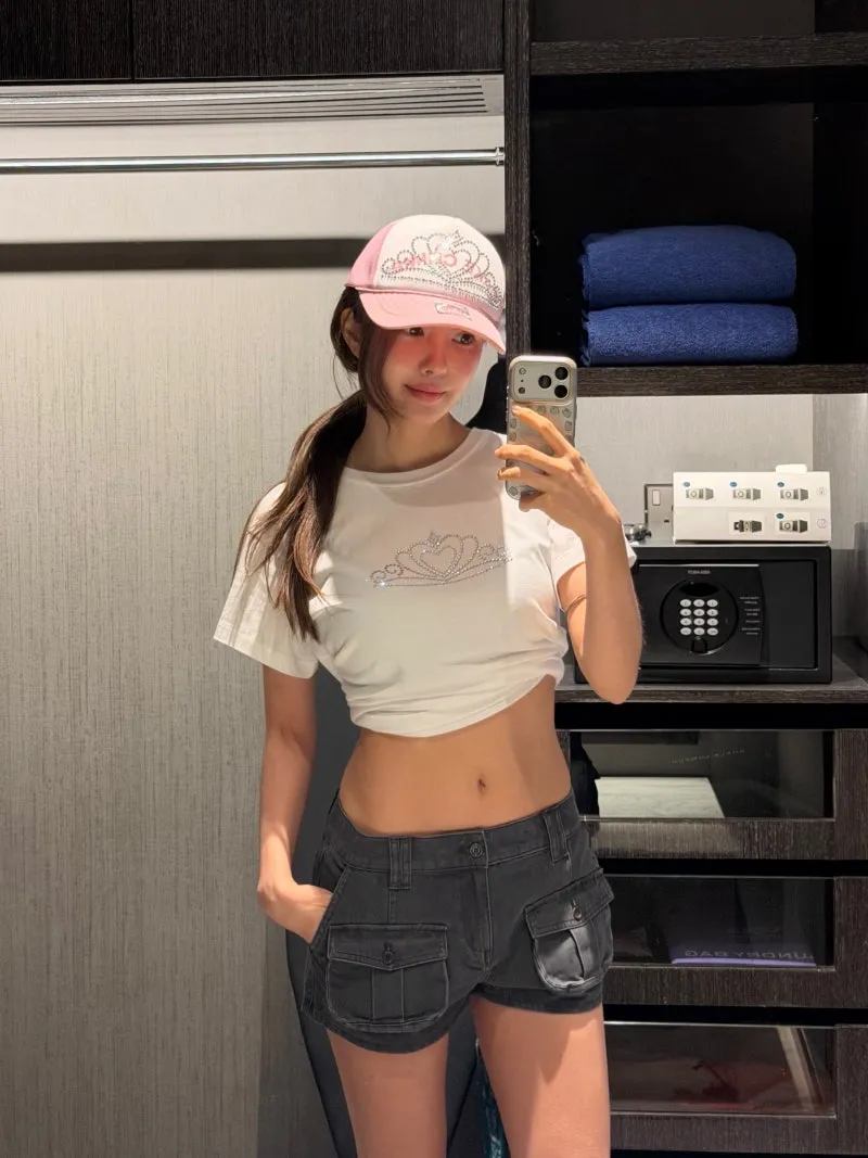 티아라 효민 Y2K 패션 핑크 트러커 캡 화이트 크롭 티셔츠 카고 쇼츠 코디