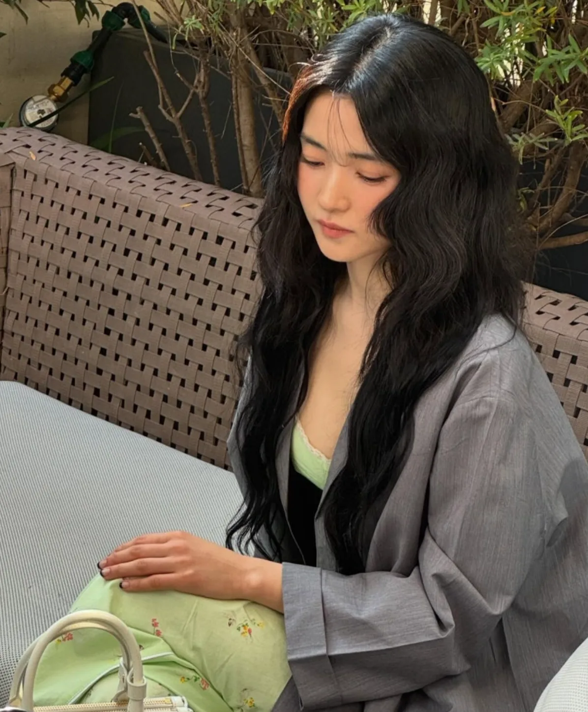 배우 김태리 프라다 2026 FW 패션쇼 플로럴 브라톱 민트 와이드 팬츠 코디