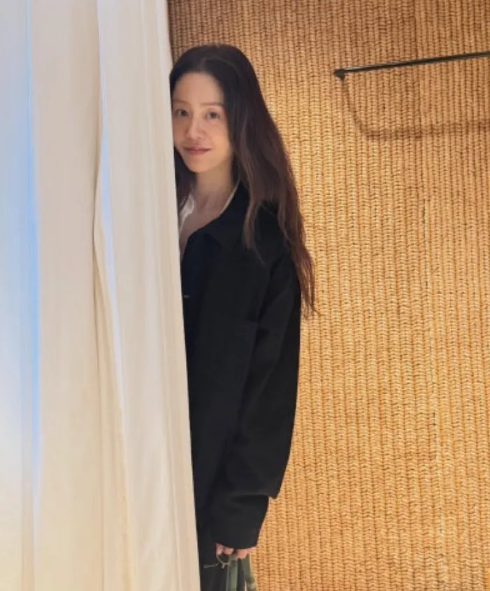 배우 고현정 사복 커스텀멜로우 데님 트러커 자켓 이너프원 체크백 반스 어센틱 올블랙 패션
