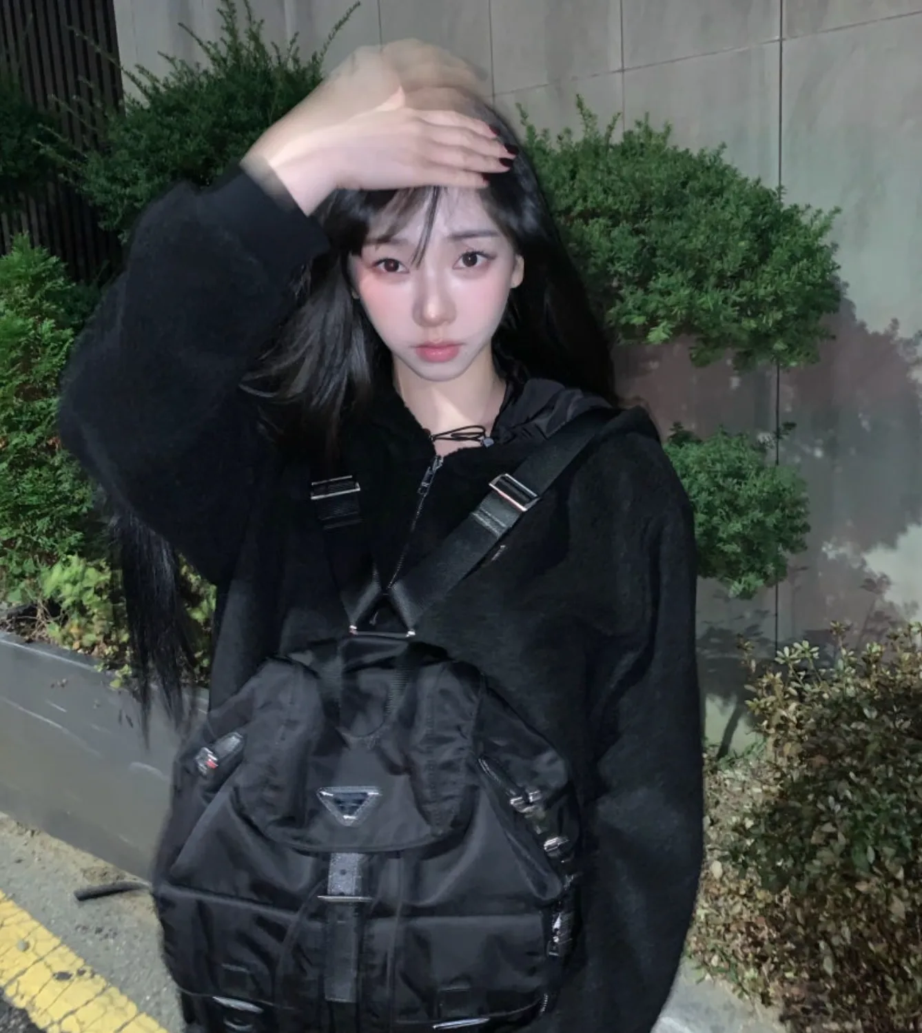 에스파 카리나 사복 패션 프라다 뽀글이 재킷 미디엄 리나일론 백팩 올블랙 코디