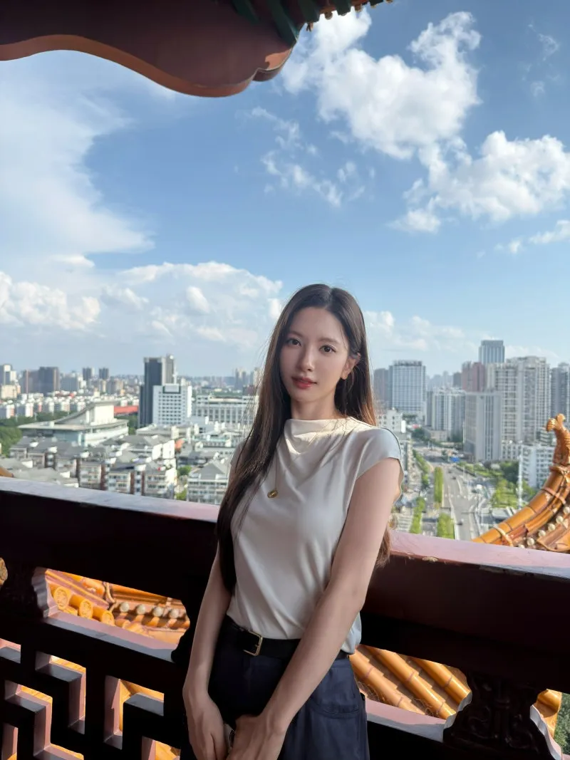 배우 김지연 우한 여행 사복 아이보리 캡소매 톱 네이비 팬츠 브라운 토트백 패션