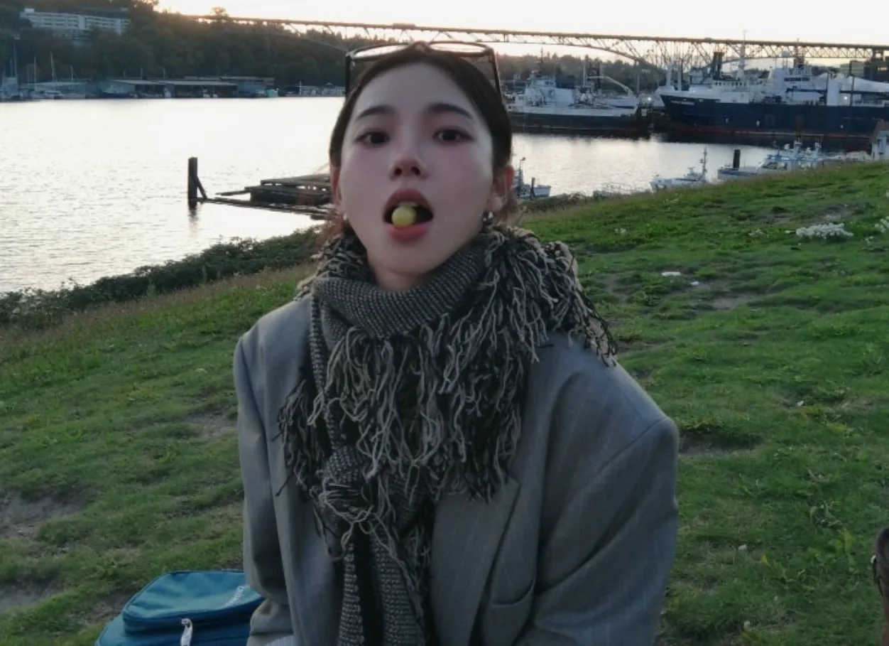 에스파 카리나 사복 미국 블레이저 자켓 와이드 데님 팬츠 볼캡 코디