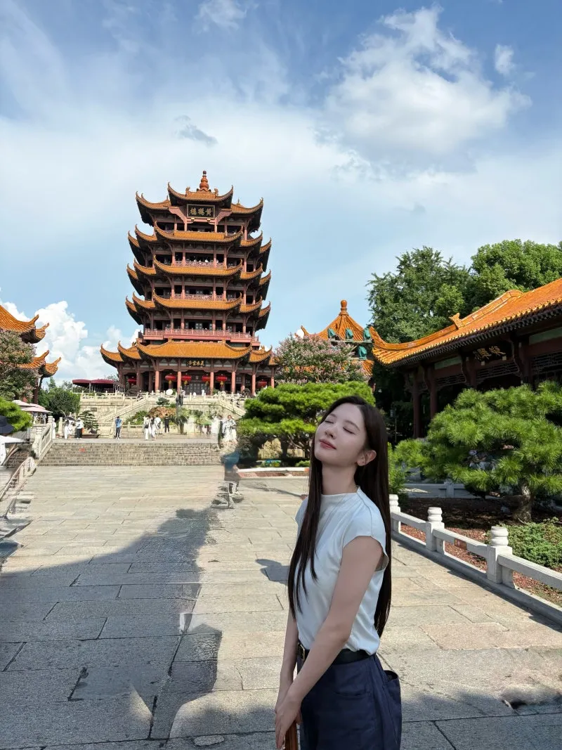 배우 김지연 우한 여행 사복 아이보리 캡소매 톱 네이비 팬츠 브라운 토트백 패션