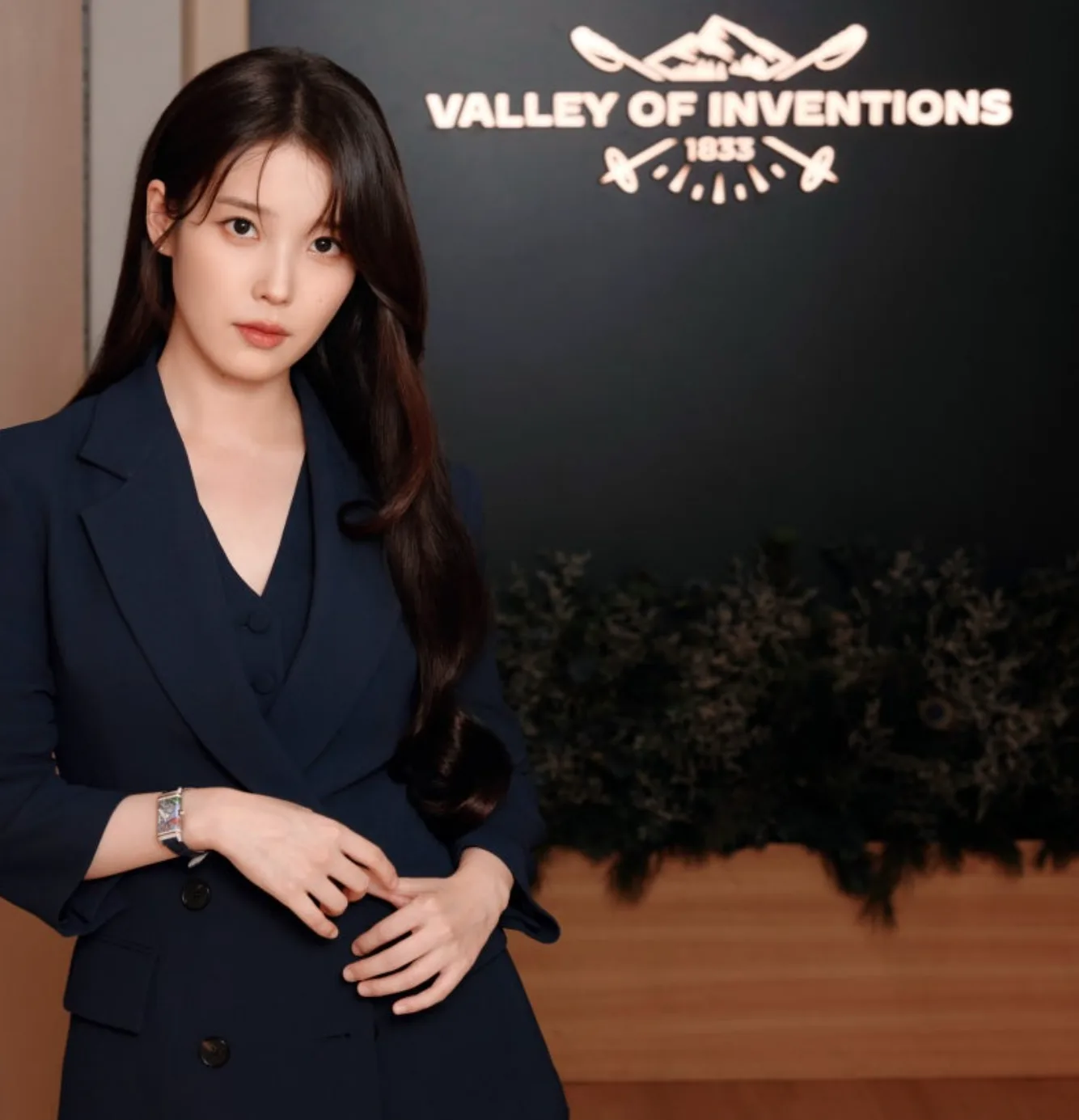 아이유 상하이 행사장 수트 패션과 예거 르쿨트르 리베르소 원 사쿠라 시계