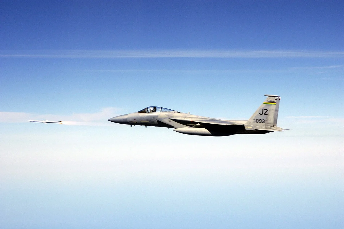 AIM-120 암람을 발사하는 F-15