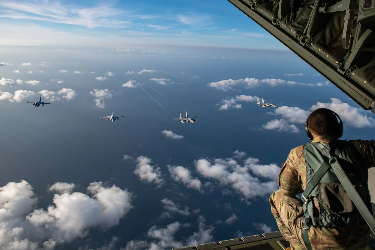 남중국해 상공의 필리핀 FA-50과 미 F-15C