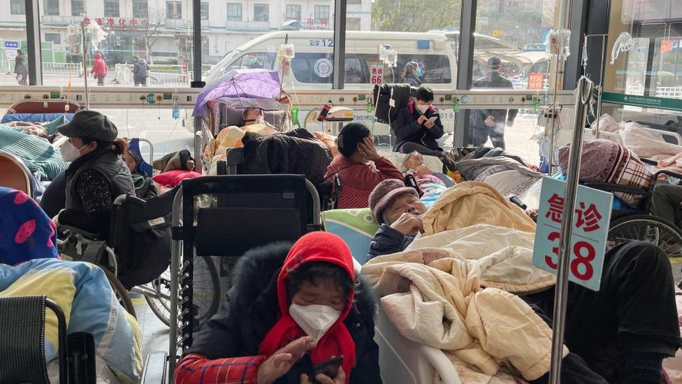 상하이의 어느 병원의 모습. 이처럼 병원들은 환자를 수용할 공간이 부족한 상태다