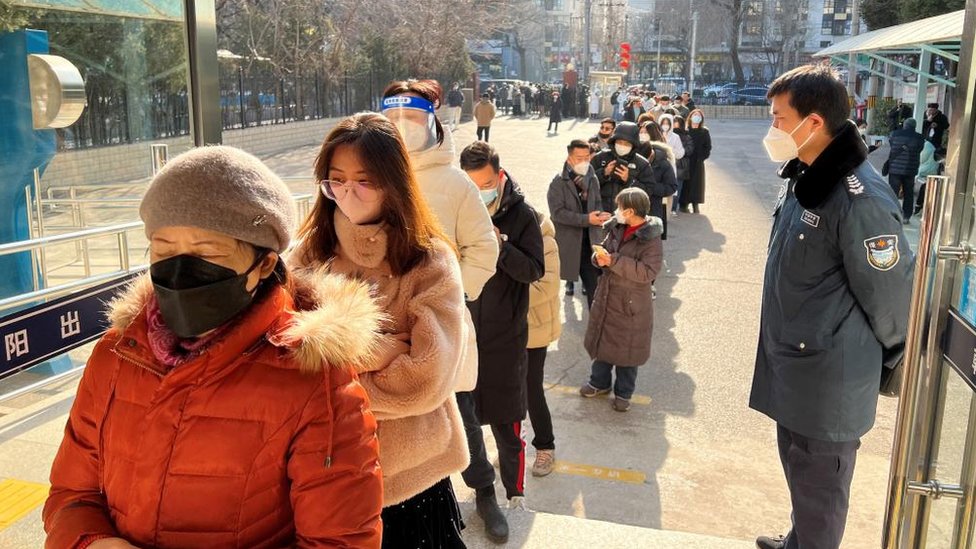 홍콩 여행 허가증 및 여권 발급 사무소 앞에 길게 줄이 늘어서 있다