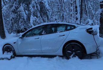 “텐트가 필요해?” 영하 날씨에 테슬라 모델 3에서 하룻밤 자봤더니…