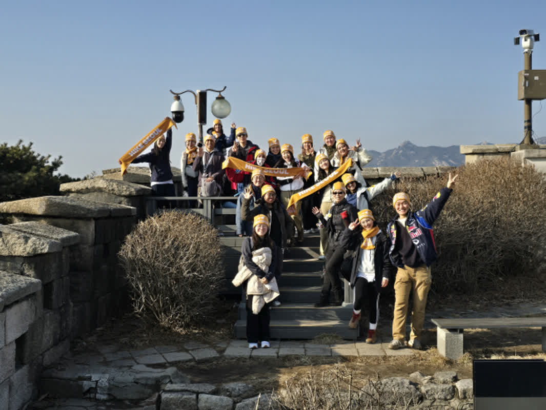 노란 모자 쓰고 북악산 오른 외국인 관광객들
