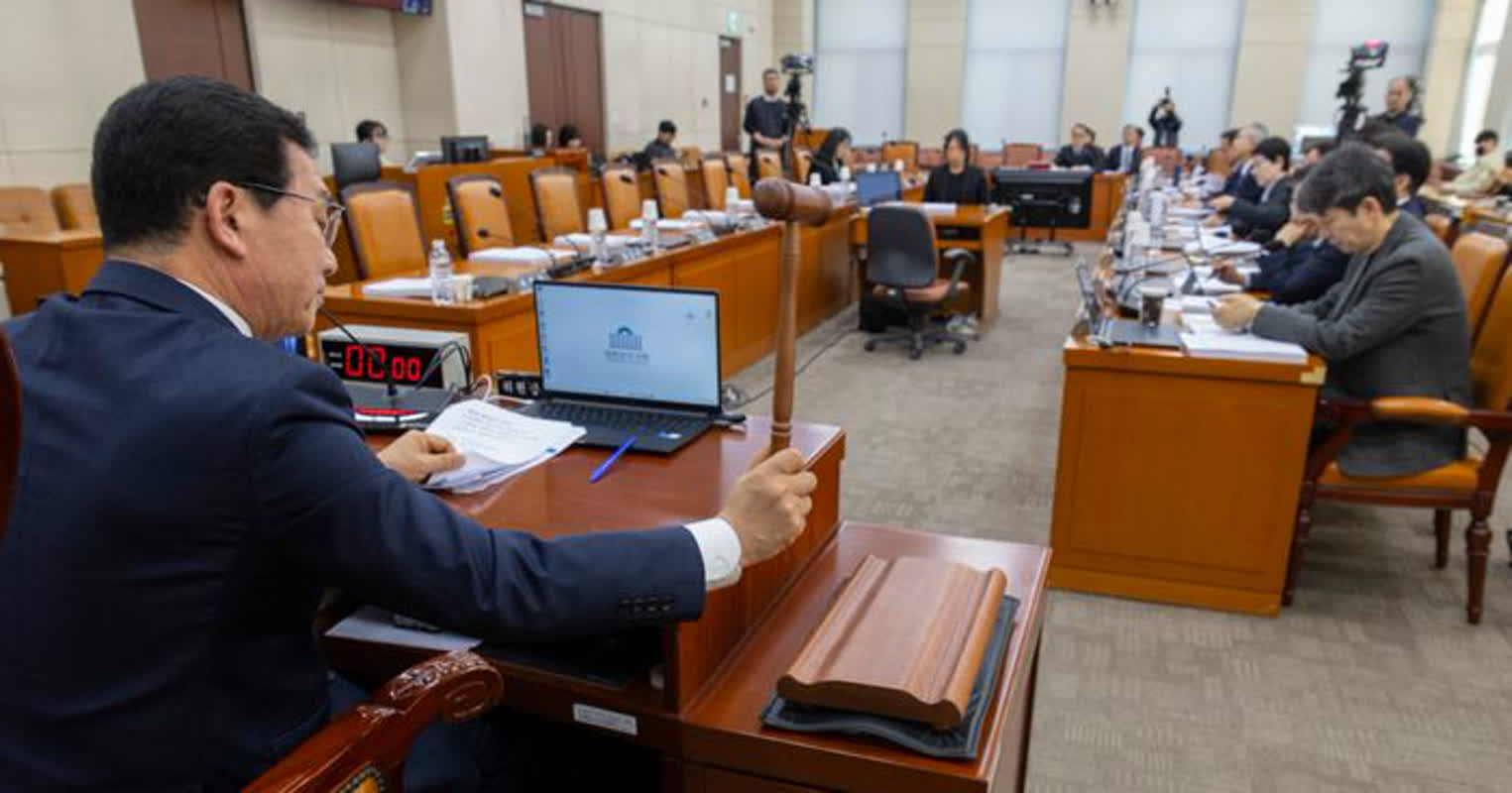 '개헌 관문' 국민투표법, 與 행안위 일방 통과…野, 강행 처리에 표결 불참