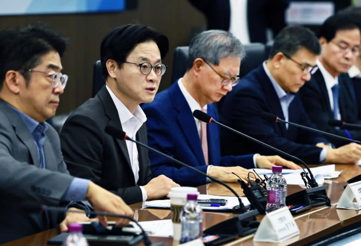 "오를 땐 빨리, 내릴 땐 천천히"…연일 정유업계 겨냥한 김정관